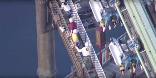 (คลิปข่าว) รถไฟเหาะญี่ปุ่นหยุดค้างกลางอากาศ ต้องนั่งกลับหัว 2 ชั่วโมง