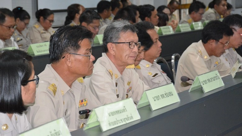 ชุดสีกากีพรึ่บ-คลิปผู้ว่าฯจวกไม่แต่งเครื่องแบบ