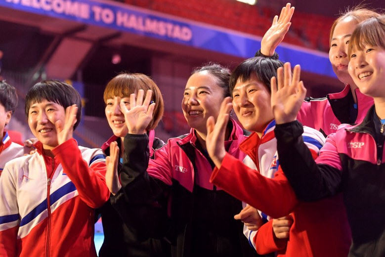 สันติภาพผ่านกีฬา !! ปิงปองหญิงโสมใต้-เหนือจับมือแข่งทีมเดียวกัน
