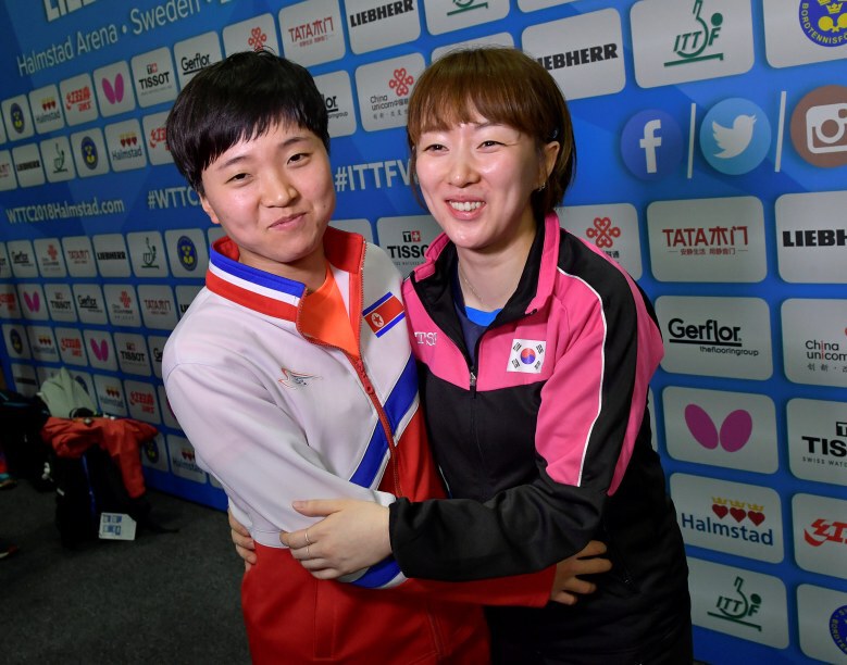 สันติภาพผ่านกีฬา !! ปิงปองหญิงโสมใต้-เหนือจับมือแข่งทีมเดียวกัน