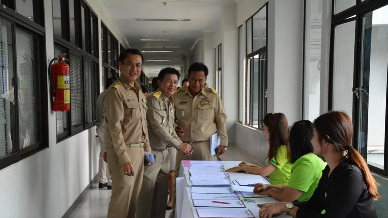 ชุดสีกากีพรึ่บ-คลิปผู้ว่าฯจวกไม่แต่งเครื่องแบบ