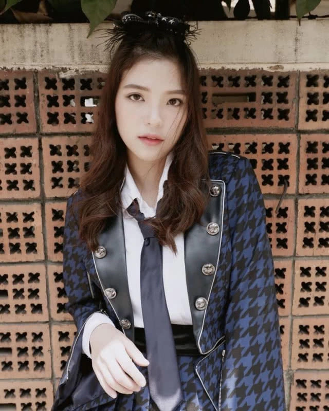 ยาวไป ยาวไป "อร BNK48" ส่งใจเชียร์หงส์ ลิ่วชิงยูซีแอล