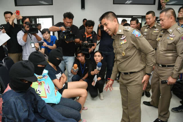 "เดอะโจ๊ก" แถลงรวบแก็ง 4 สาว ตระเวนขโมยสินค้าตามห้างฯ พบของกลางกว่า 2,215 ชิ้น(มีคลิป)