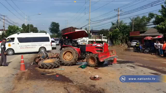 ระทึก! วงจรปิดจับภาพรถบรรทุกพุ่งชนรถไถ