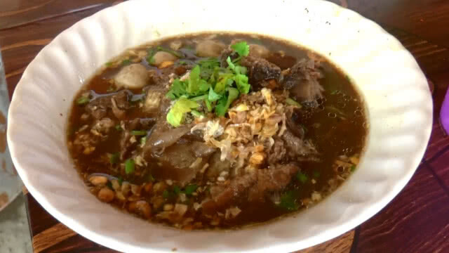 ก๋วยเตี๋ยวโอ่งมังกร รสเด็ด!! คนแห่อุดหนุนแน่นร้าน