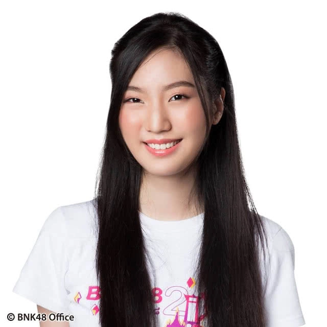 ยาวไป ยาวไป "อร BNK48" ส่งใจเชียร์หงส์ ลิ่วชิงยูซีแอล