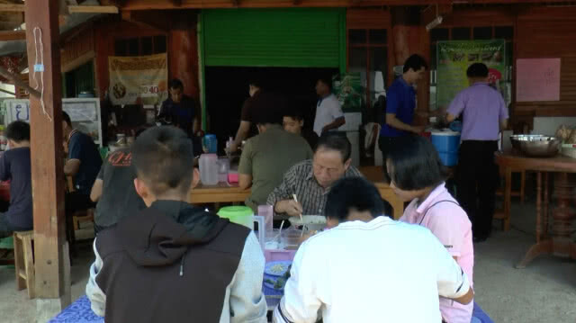 ก๋วยเตี๋ยวโอ่งมังกร รสเด็ด!! คนแห่อุดหนุนแน่นร้าน