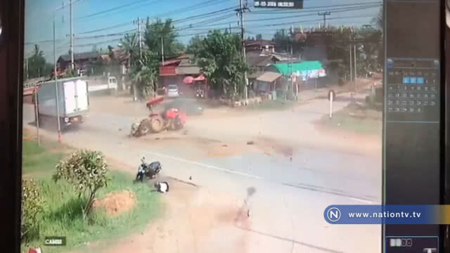 ระทึก! วงจรปิดจับภาพรถบรรทุกพุ่งชนรถไถ