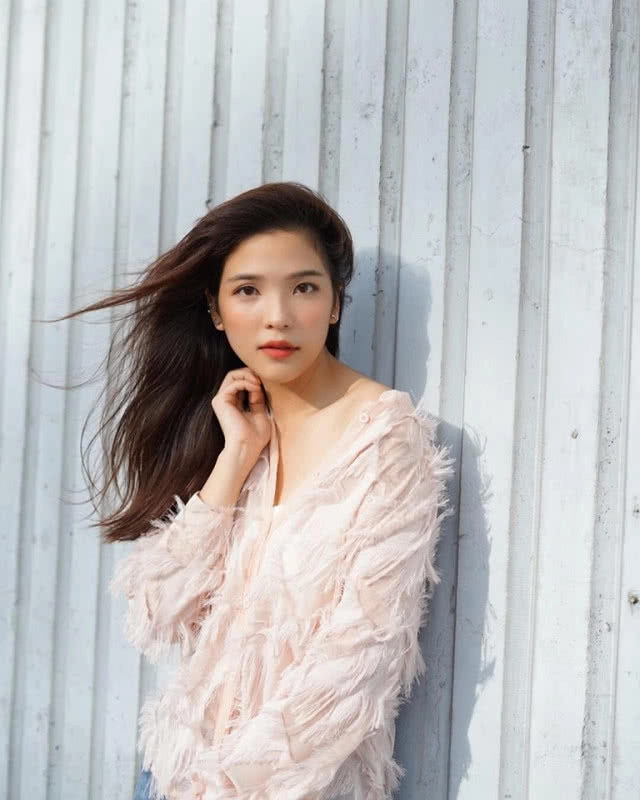 ยาวไป ยาวไป "อร BNK48" ส่งใจเชียร์หงส์ ลิ่วชิงยูซีแอล