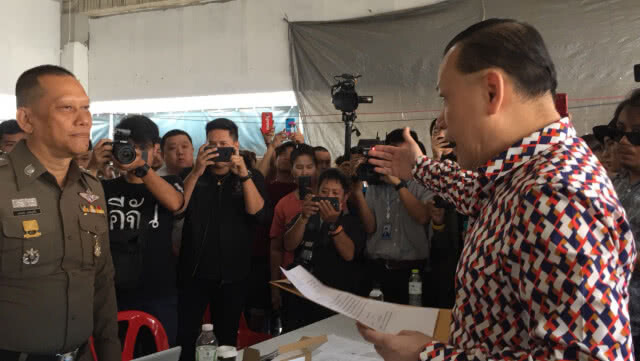 เดินหน้าค้นตลาดใหม่ดอนเมือง "สันธนะ" โวยให้ตร.ออกจากตลาดในวันนี้