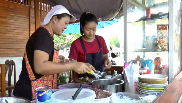 ก๋วยเตี๋ยวโอ่งมังกร รสเด็ด!! คนแห่อุดหนุนแน่นร้าน