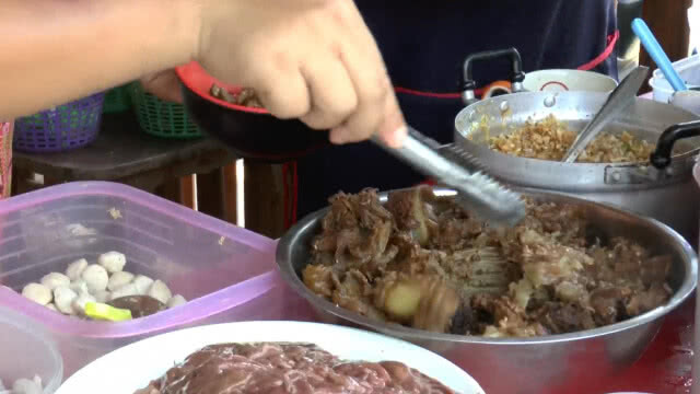 ก๋วยเตี๋ยวโอ่งมังกร รสเด็ด!! คนแห่อุดหนุนแน่นร้าน