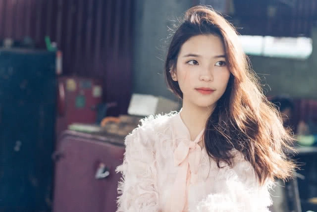 ยาวไป ยาวไป "อร BNK48" ส่งใจเชียร์หงส์ ลิ่วชิงยูซีแอล