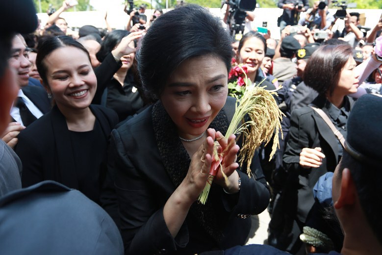 "เพื่อไทย" แห่บินพบ "แม้ว - ปู"  ถกสู้ "ดูด"