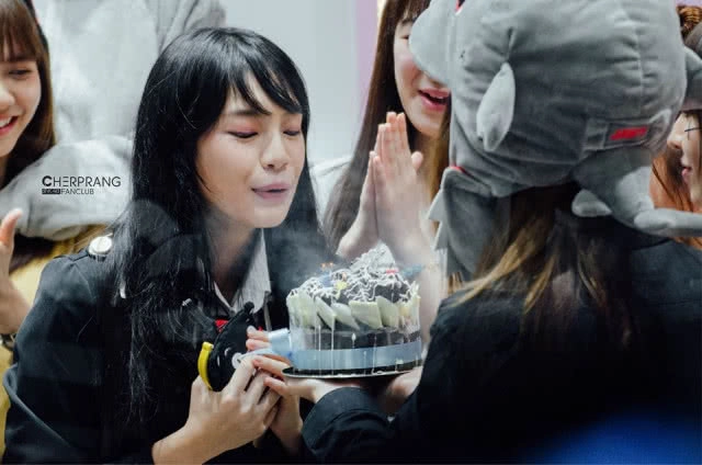 กรี้ดสลบ!! "ปลื้มจิตร์" มอบเสื้อแข่ง พร้อมลายเซ็นอวยพรวันเกิด "เฌอปราง BNK48"