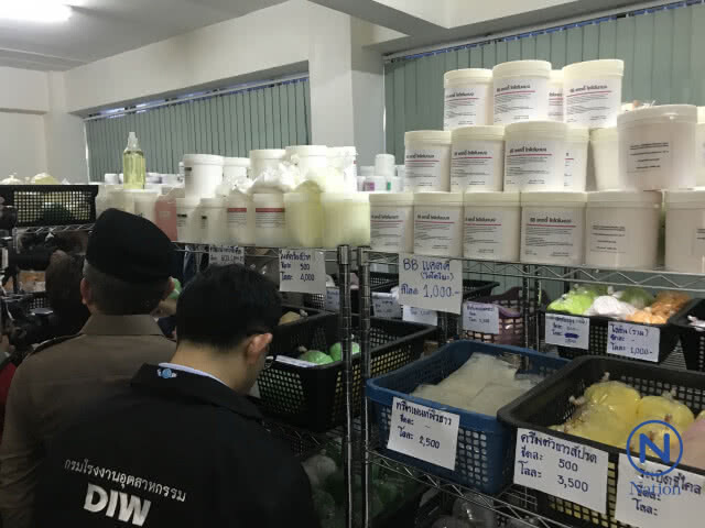 "วิระชัย"ลั่นค้น
ปิดตำนานเครื่องสำอางปลอม
ตลาดใหม่ดอนเมือง
จัด ตร.เฝ้าทั้งคืนกันขนของหนี