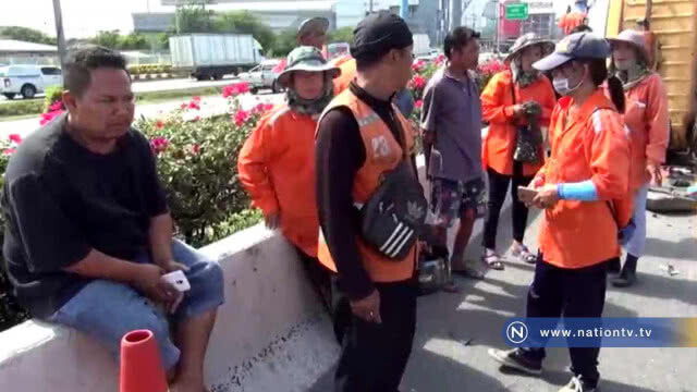 รถแขวงการทางนำพนักงานตัดต้นไม้ข้างถนน รถกระบะตู้ทึบพุ่งชนคนขับดับคาที่