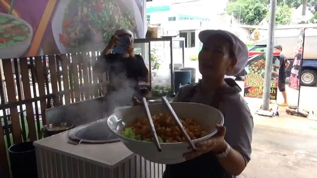 หนึ่งเดียวในเชียงคำ! ก๋วยเตี๋ยวกู๋เดือดต้มยำชามยักษ์