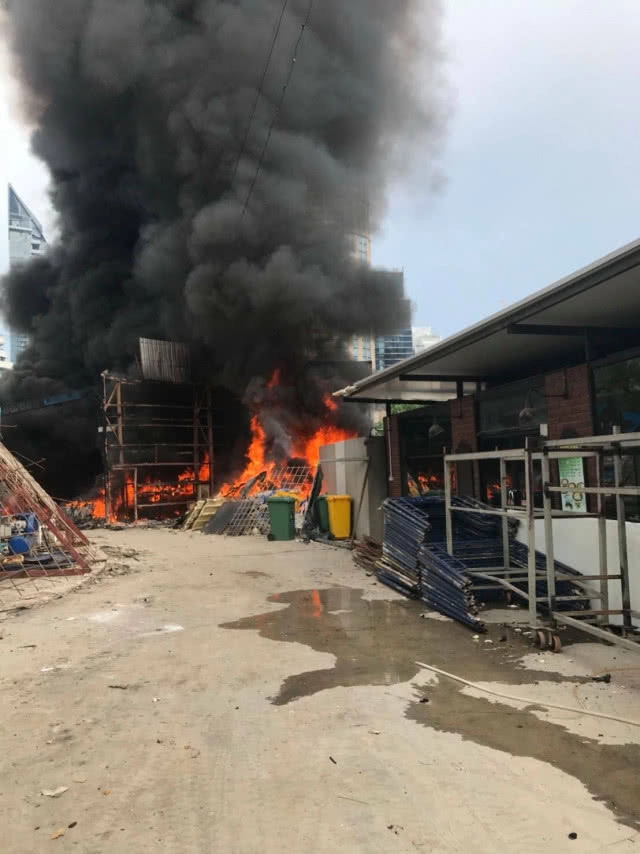 ไฟไหม้ไดโนซอร์แพลนเน็ต ซ.สุขุมวิท22