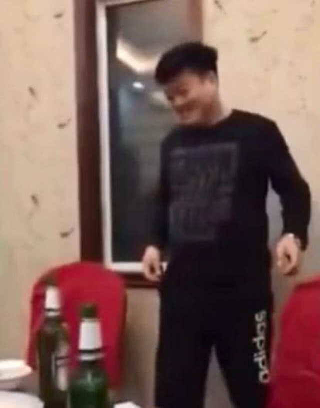 (คลิปข่าว) อึ้ง! ปลานึ่งซีอิ๊วกระโดดออกจากจาน เล่นเอาตกใจลุกกันทั้งโต๊ะ