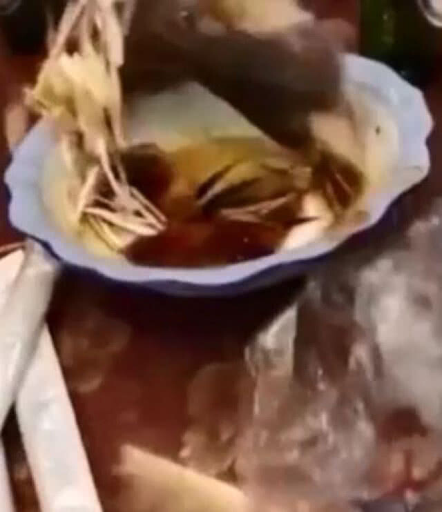 (คลิปข่าว) อึ้ง! ปลานึ่งซีอิ๊วกระโดดออกจากจาน เล่นเอาตกใจลุกกันทั้งโต๊ะ