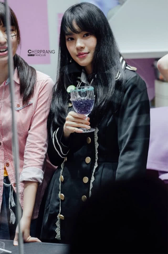 กรี้ดสลบ!! "ปลื้มจิตร์" มอบเสื้อแข่ง พร้อมลายเซ็นอวยพรวันเกิด "เฌอปราง BNK48"