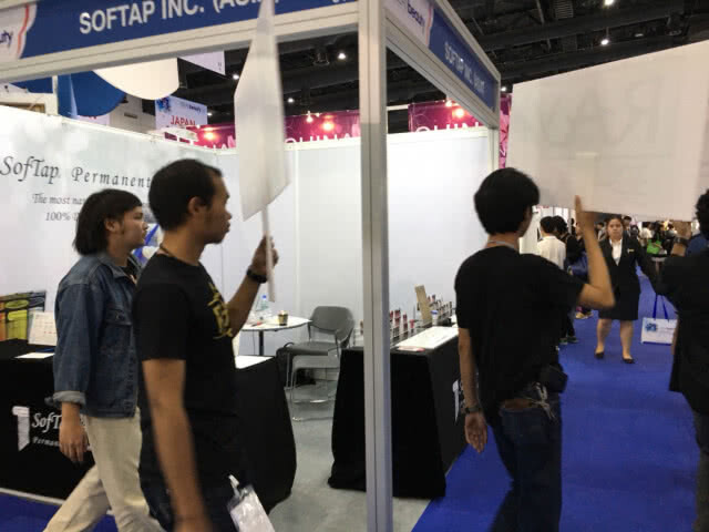 วางมวยบูธความงาม!!  หนุ่มป่วนงานเครื่องสำอาง ที่ไบเทค บางนา