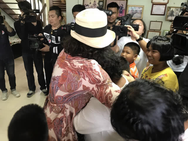 "หมู พิมพ์ผกา" ยิ้มแก้มปริ "ลูกชายนาย-ณภัทร" ฉลองวันเกิดมอบเงินบริจาคสามแสน