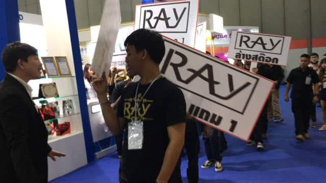 วางมวยบูธความงาม!!  หนุ่มป่วนงานเครื่องสำอาง ที่ไบเทค บางนา