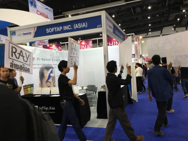 วางมวยบูธความงาม!!  หนุ่มป่วนงานเครื่องสำอาง ที่ไบเทค บางนา
