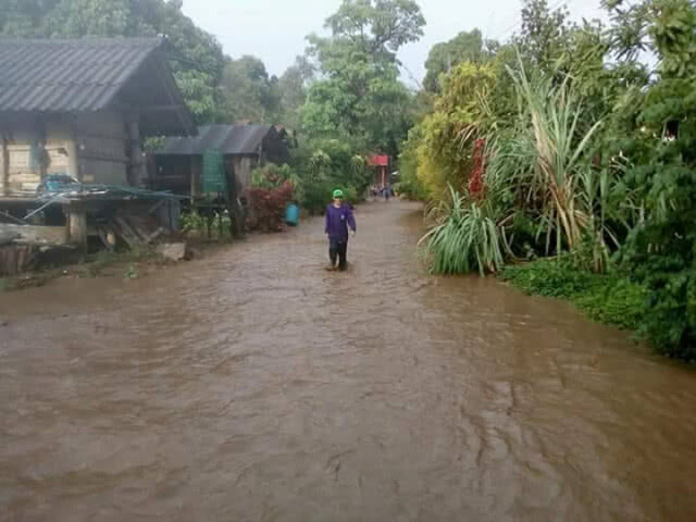 น้ำป่ากระหน่ำบ้านถ้ำเสือ-เจดีย์ทราย 100 ปี พังถล่ม(มีคลิป)
