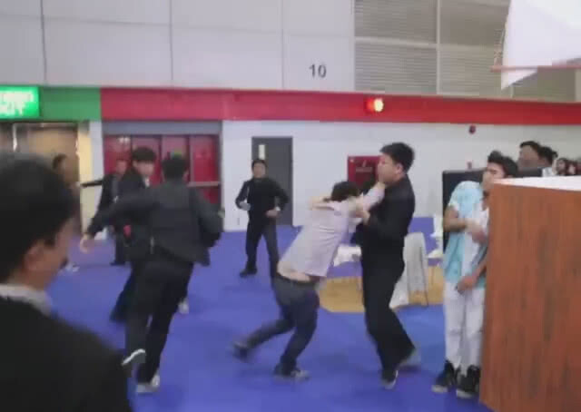 วางมวยบูธความงาม!!  หนุ่มป่วนงานเครื่องสำอาง ที่ไบเทค บางนา