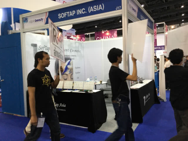 วางมวยบูธความงาม!!  หนุ่มป่วนงานเครื่องสำอาง ที่ไบเทค บางนา