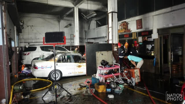 ชาร์จแบตเก๋งไฟฟ้าทิ้งไว้ ไฟไหม้วอดทั้งคัน สูญ1ล้าน!