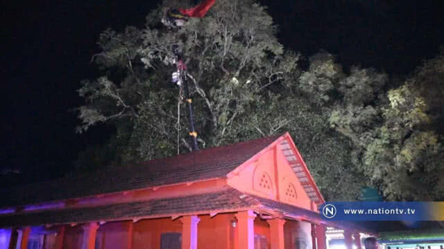 พารามอเตอร์ "ร่วง" ค้างต้นมะขามสูงกว่า 20 เมตร