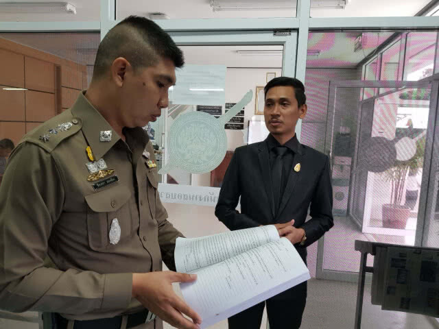 ทุบรถยับ! แกนนำกลุ่มเรียกร้องประชาธิปไตยพัทยา