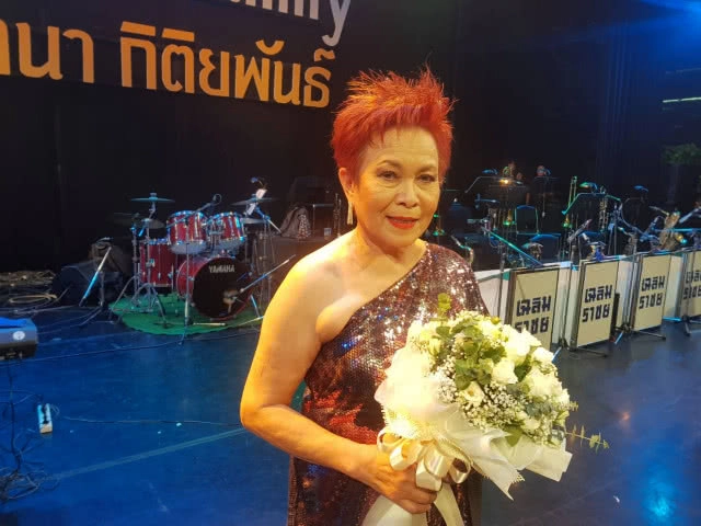 (คลิป)เซอร์ไพรส์วันเกิด "แม่แดง ฉันทนา" กลางงานแถลงข่าวคอนเสิร์ตเดี่ยวครั้งแรก