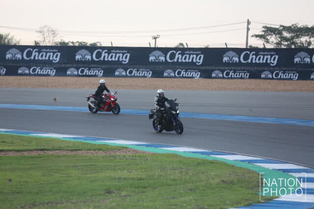 (ภาพชุด)ลุงตู่ สวมวิญญาณไบค์เกอร์ บิดโชว์รอบสนามช้าง อินเตอร์เนชั่นแนล เซอร์กิต