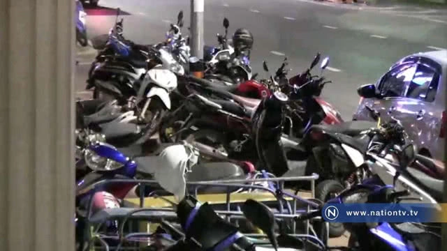 สนามมวยชื่อดังเมืองพัทยา "ยึดฟุตบาท" เป็นที่จอดรถให้กับลูกค้า