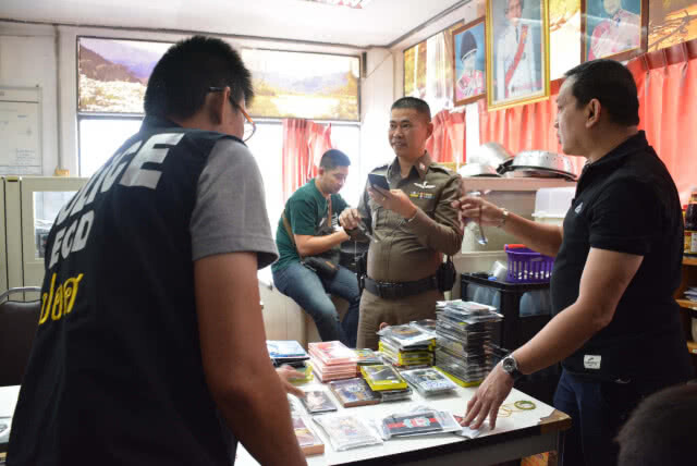 บุกตรวจจับสินค้าหนีภาษีและละเมิดลิขสิทธิ์ในห้างดังเมืองมุกดาหาร