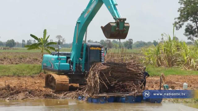ชาวไร้อ้อยเดือดร้อนฝนตกน้ำท่วมต้อง "ขนอ้อยลงแพข้ามลำน้ำมูล"