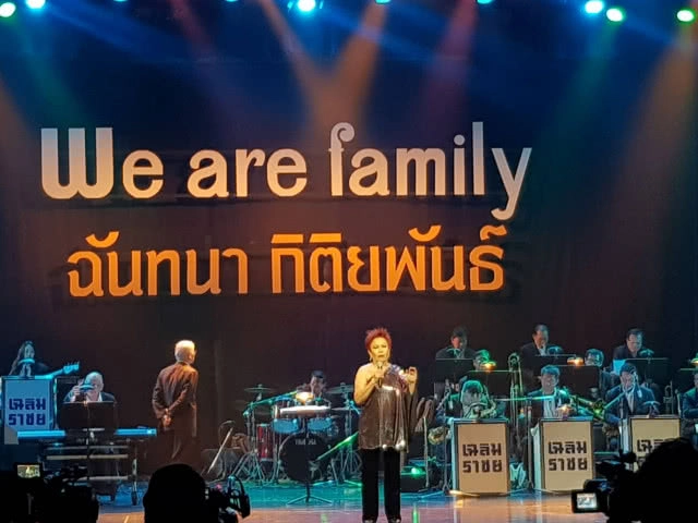 (คลิป)เซอร์ไพรส์วันเกิด "แม่แดง ฉันทนา" กลางงานแถลงข่าวคอนเสิร์ตเดี่ยวครั้งแรก