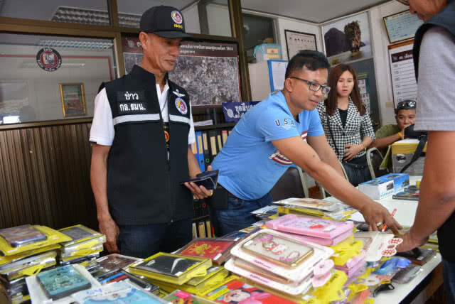 บุกตรวจจับสินค้าหนีภาษีและละเมิดลิขสิทธิ์ในห้างดังเมืองมุกดาหาร