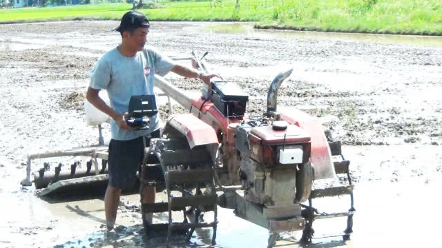 สุดทึ่ง! หนุ่มสุโขทัย หัวใสประดิษฐ์รถไถนาบังคับด้วยรีโมทวิทยุ(มีคลิป)