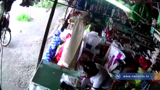 (คลิป) โจรมือไว !! ฉกมือถือร้านค้าหนี