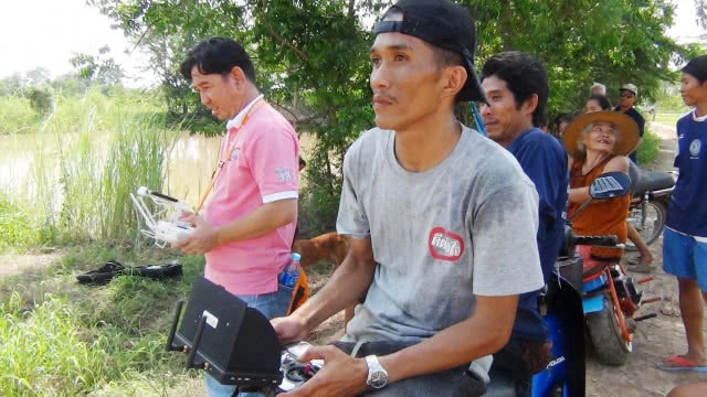 สุดทึ่ง! หนุ่มสุโขทัย หัวใสประดิษฐ์รถไถนาบังคับด้วยรีโมทวิทยุ(มีคลิป)