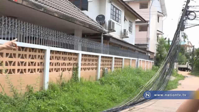 "รับน้ำหนักไม่ไหว" เสาไฟฟ้าหักโค่นขวางซอย