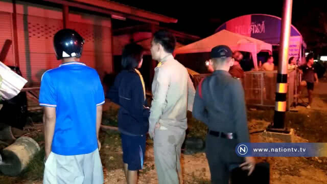 หวิดดับ!! หนุ่มข้าราชการขับกระบะเสียหลักพุ่งชนห้องเช่าข้างถนนพังยับ