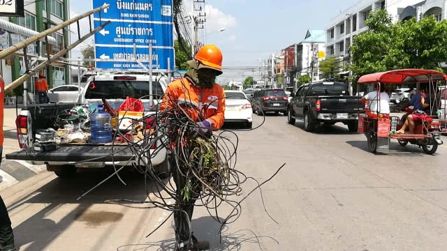 กสทช.ลุยขอนแก่นจัดระเบียบสายเคเบิลหลังเกิดเหตุสายร่วงปาดคอสาว(มีคลิป)