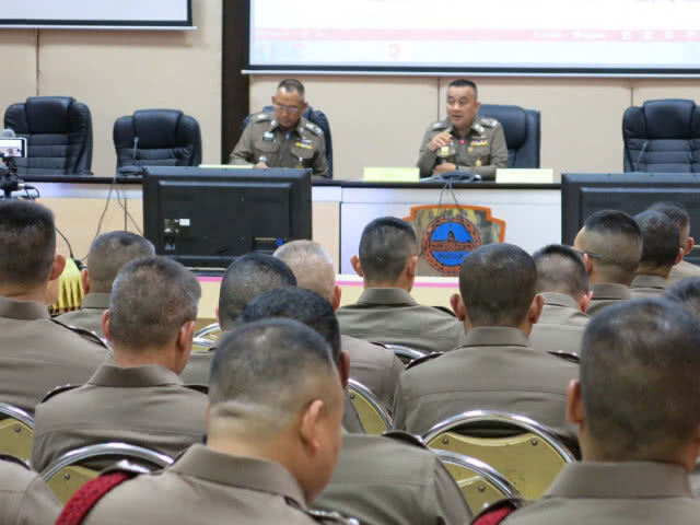 "ศรีวราห์" นั่งหัวโต๊ะประชุมเเก้ปัญหาจร.ช่วงเปิดเทอม สั่งเข้ม 88 สน.(มีคลิป)